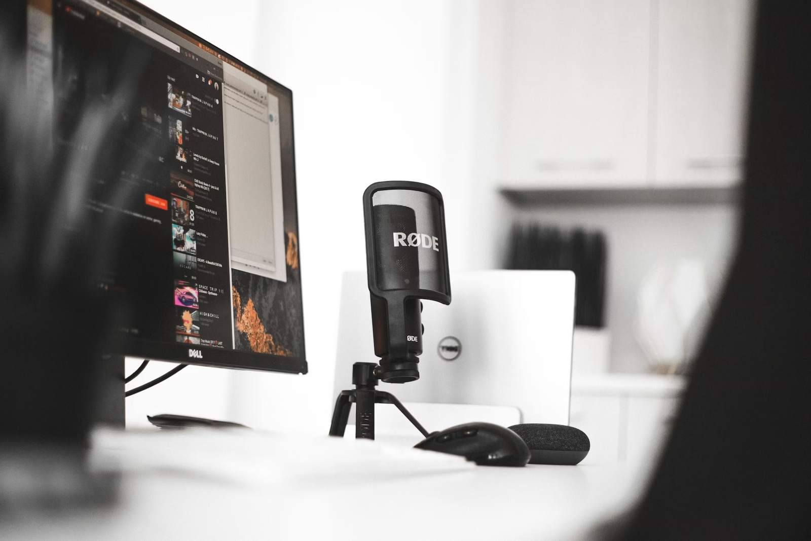 Read more about the article A Step-by-Step Guide to Setting Up Your Podcast Studio